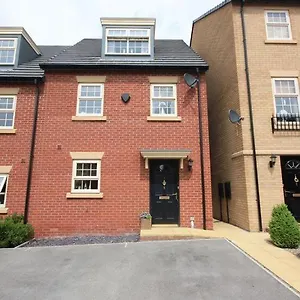 stunning-3-bedroom-home-with-free-parking-and-wifi.yorkshirehotels.net/